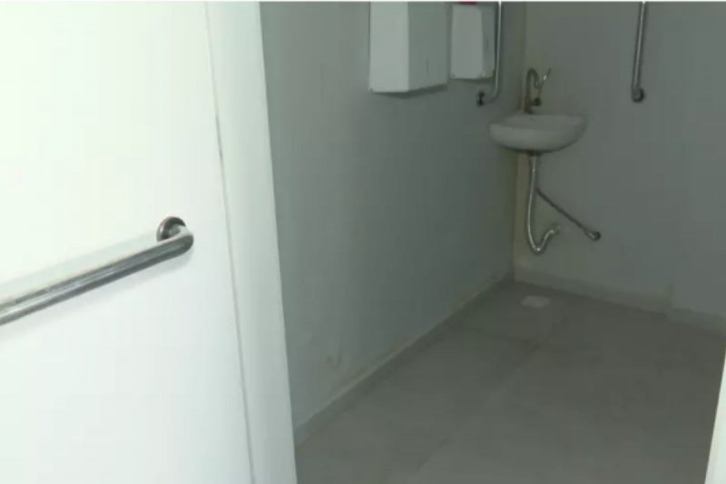 Dentro da barbearia estavam os propriet&aacute;rios e clientes – Foto: Roberto Bortolanza / NDTV