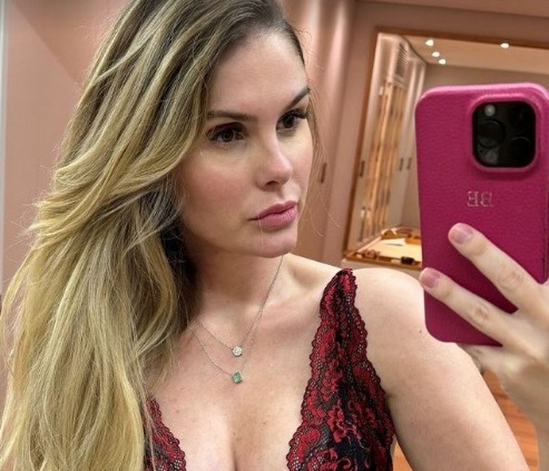 Influenciadora Bárbara Evans aparece tirando selfie no espelho