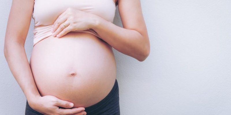 Mulher grávida de nove meses