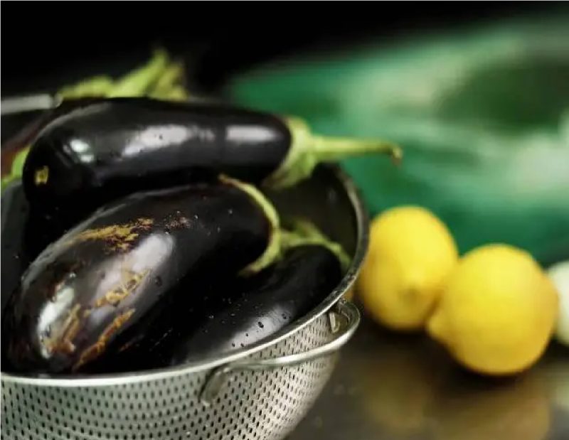 Berinjela e limão em cima de mesa, ingredientes que ajudam a baixar o colesterol