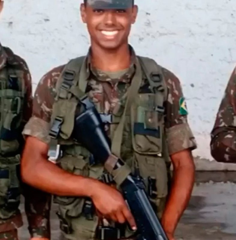 Ex-soldado trans posa de lingerie no Instagram