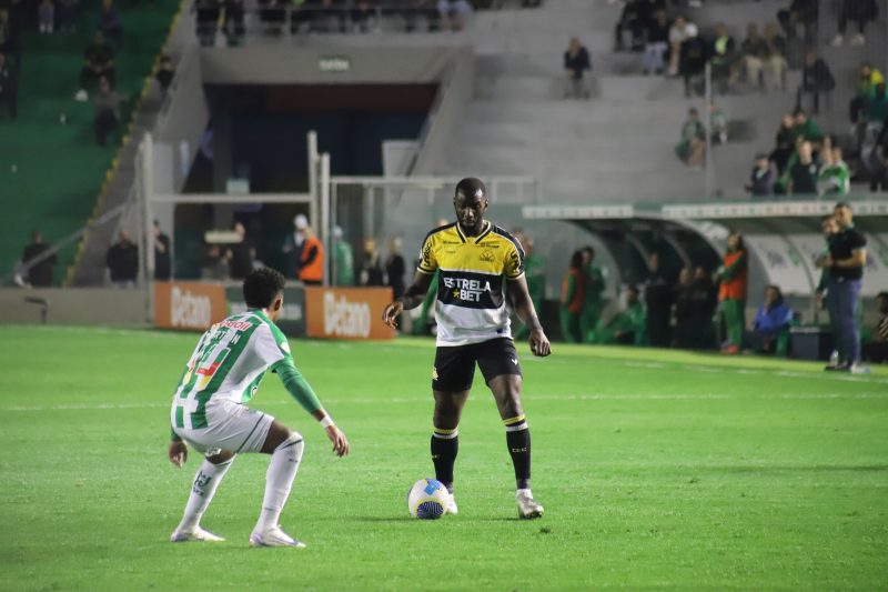 Bolasie fez dois gols e garantiu a vitória do Criciúma em cima do Juventude em Caxias do Sul