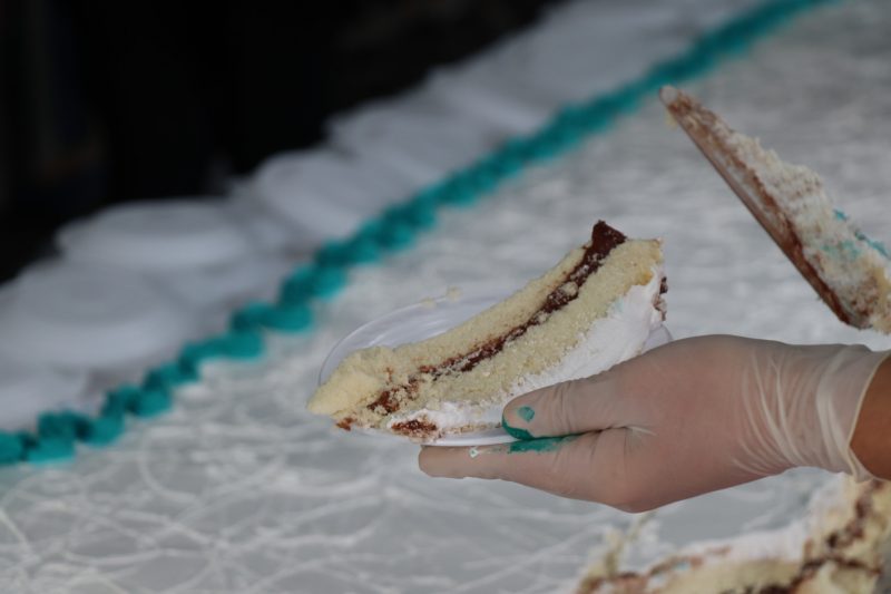 Imagem mostra corte de bolo de aniversário; Penha e Balneário Camboriú comemoram aniversário dentro dos próximos dias 