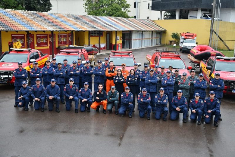 Equipe dos bombeiros que foram mobilizados para atender o Alto Vale do Itajaí