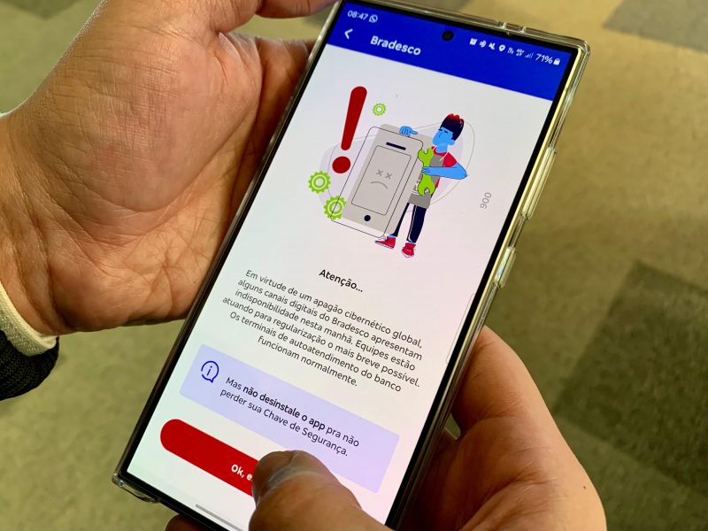 Imagem mostra app do Bradesco travado por conta de pane cibernética global