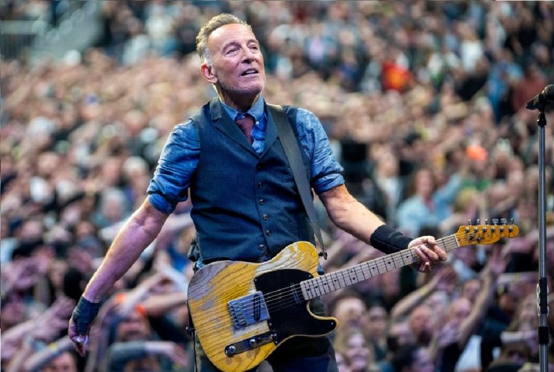 Bruce Springsteen durante show com plateia lotada