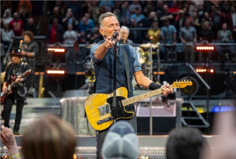 Bruce durante show com banda 