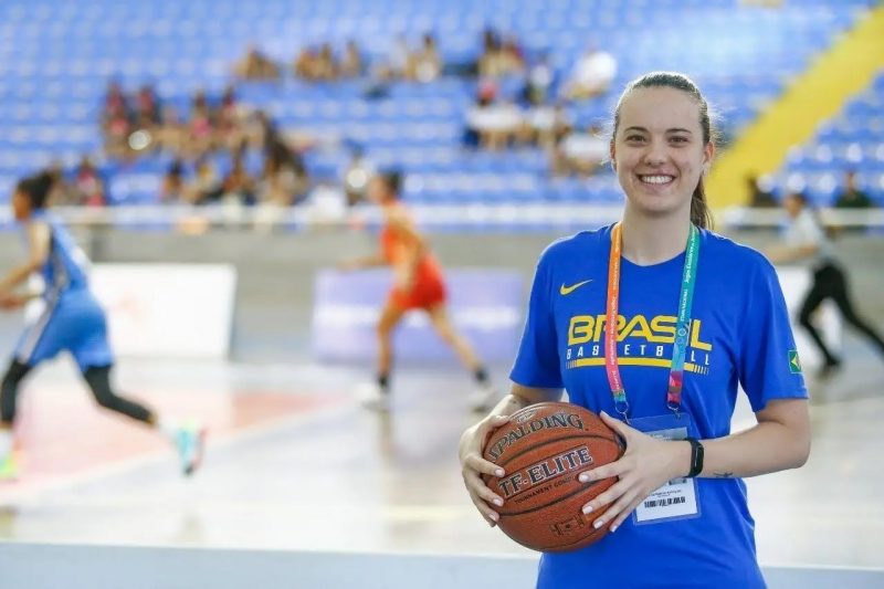 Foto de Bruna em quadra, como parte da comissão técnica da seleção brasileira 