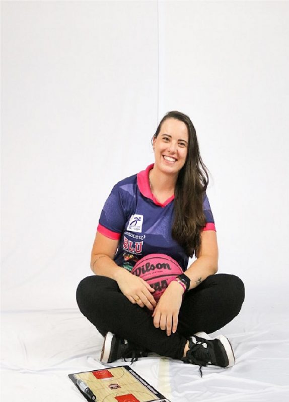 Bruna em foto com camisa do Basquete Blumenau Feminino 