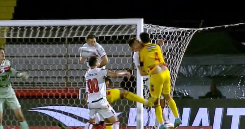 Choque de cabeça entre o jogador Schappo e Wallace fez o zagueiro do Botafogo ir ao hospital