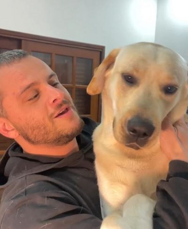 Leonardo, um cachorro da raça Labrador e seu tutor 