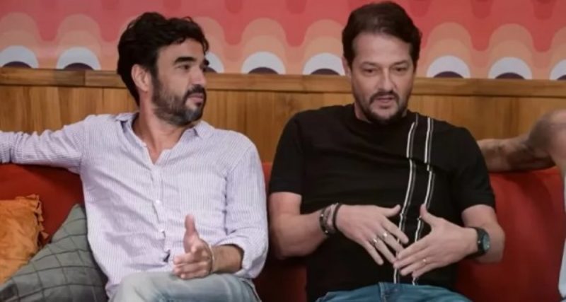 na foto aparecem Marcelo Serrado e Caio Blat que conversavam sobre pênis de Caio Blat durante programa 