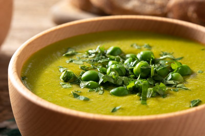 Tigela com caldo verde e cebolinha a gosto