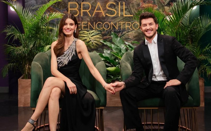 Camila Queiroz e Klebber Toledo no último episódio de Casamento às Cegas Brasil