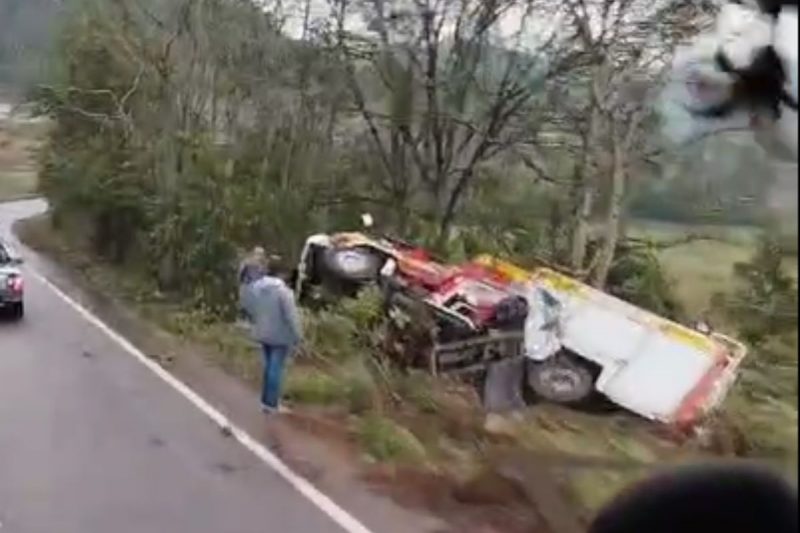 caminhão dos bombeiros saiu da pista