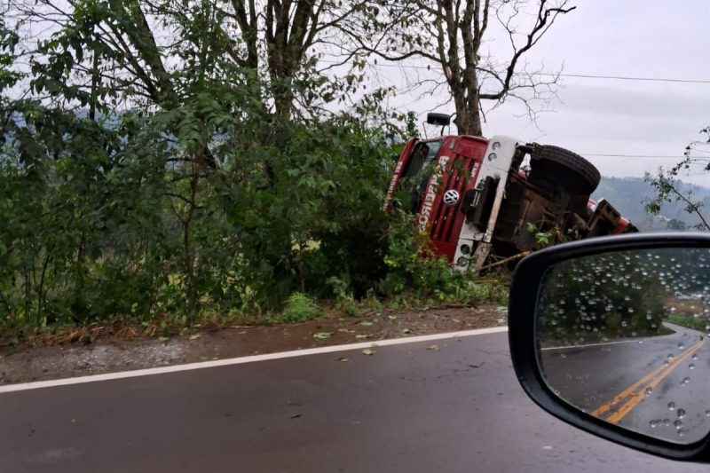 Caminh&atilde;o ficou tombado, mas nenhum bombeiro se feriu. – Foto: Divulga&ccedil;&atilde;o/ND