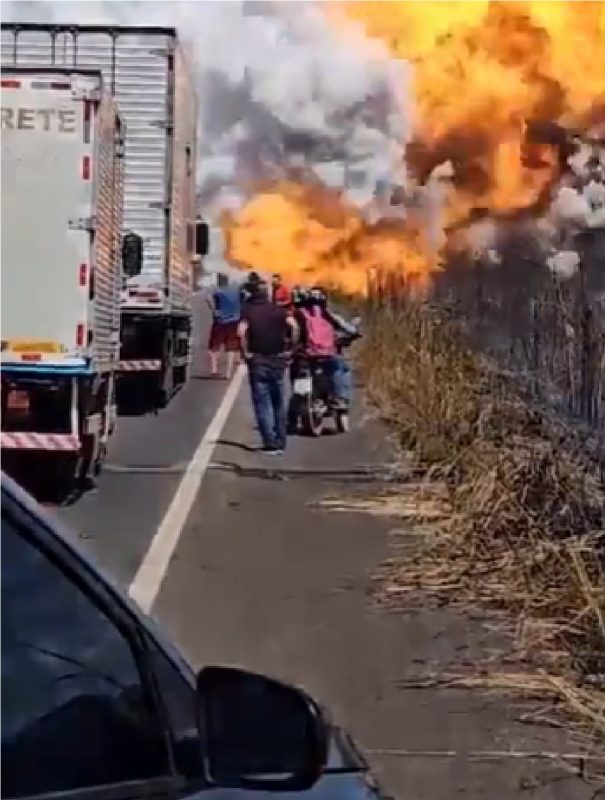 Momento em que caminhão explode e atinge vítimas