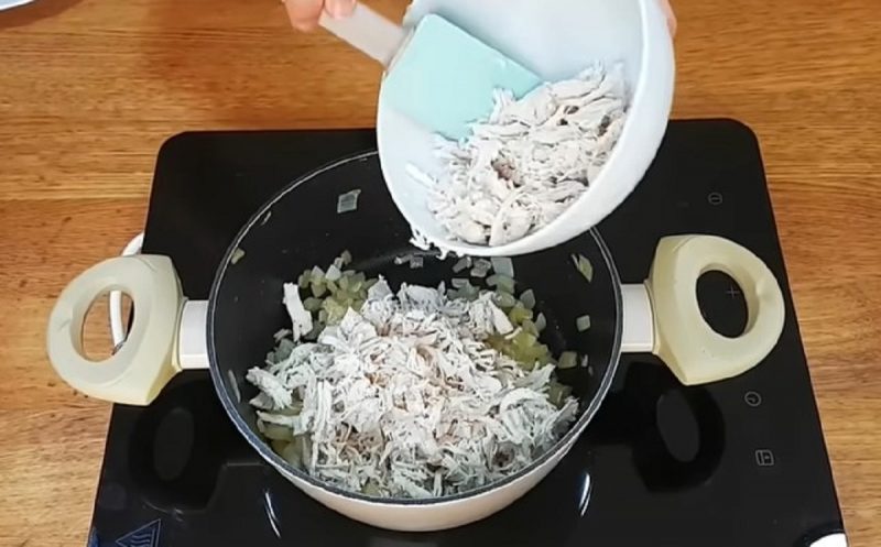 na foto aparece ingredientes da canja como frango e azeite em uma panela