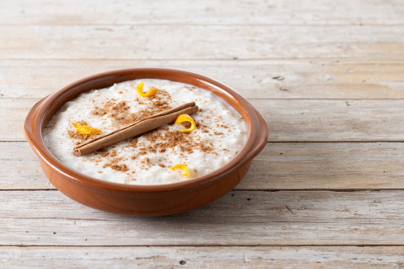 Tigela com canjica saudável com canela e pó 