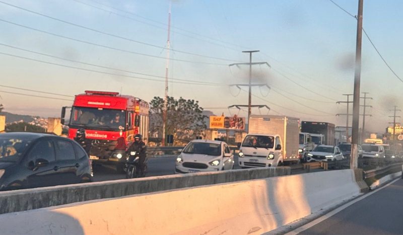 Acidente na Via Expressa, entre carro e moto, gera lentidão na BR-282 em Florianópolis