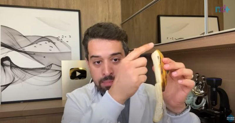 Imagem mostra médico segurando banana para preparação do chá