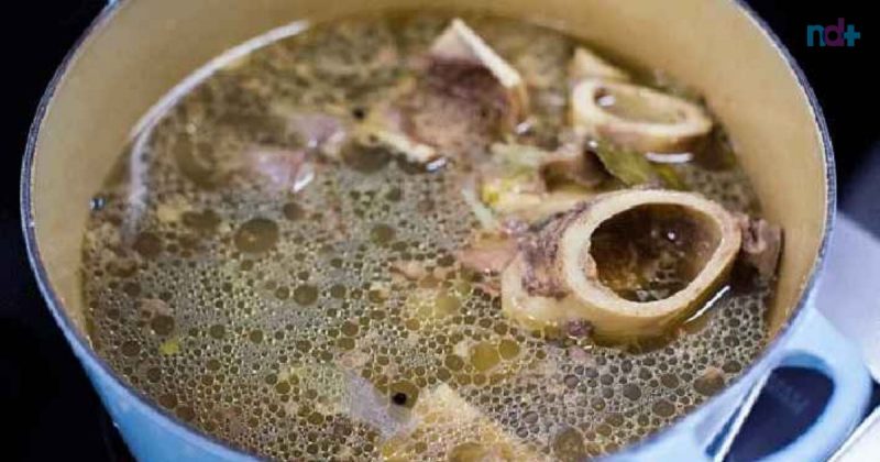 Caldo de ossos em uma panela