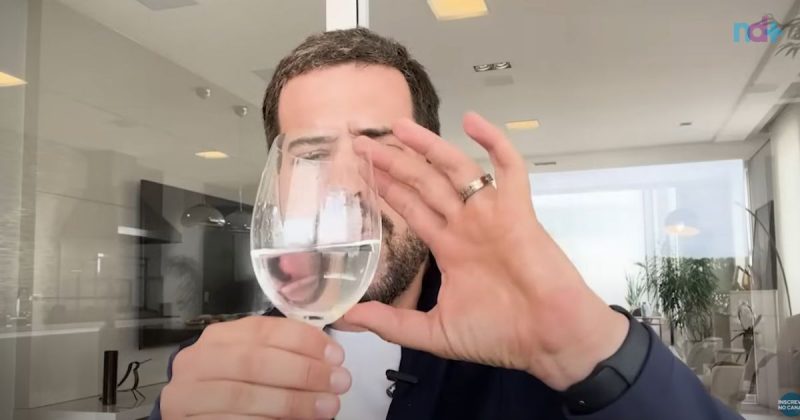 Imagem mostra médico explicando processo correto para tomar chá que elimina culotes 