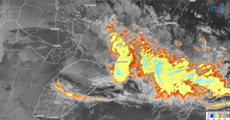 Imagem de satélite mostra que chove mais e fará frio no Litoral Norte de SC