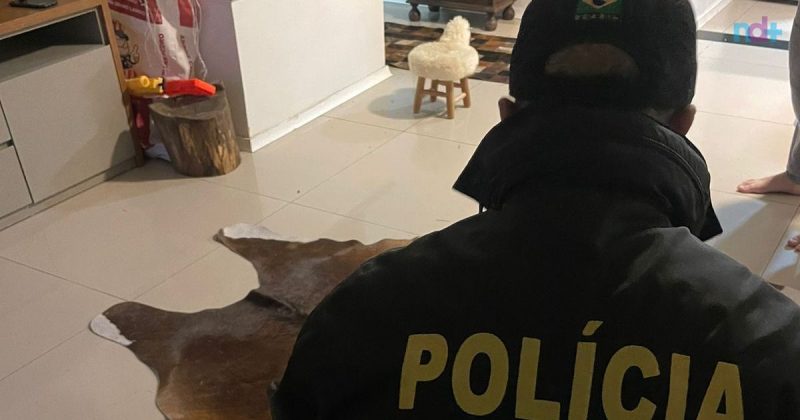 Imagem mostra PF cumprindo mandados em operação contra envio internacional de super-maconha; Itajaí é uma das cidades alvo
