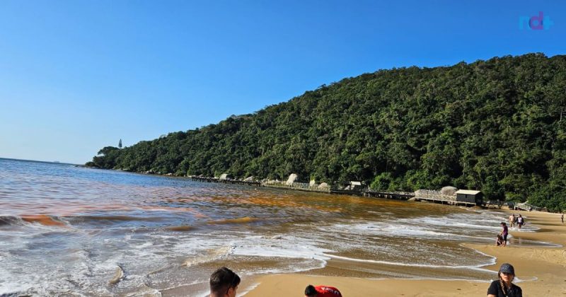 Imagem mostra praia de Itajaí sob efeito do fenômeno Maré Vermelha