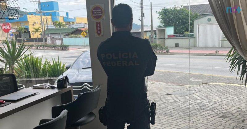 Imagem mostra policial federal atuando na segunda fase da moto-perpétuo com mandados em Bombinhas e Curitiba; 15 milhões foram bloqueados