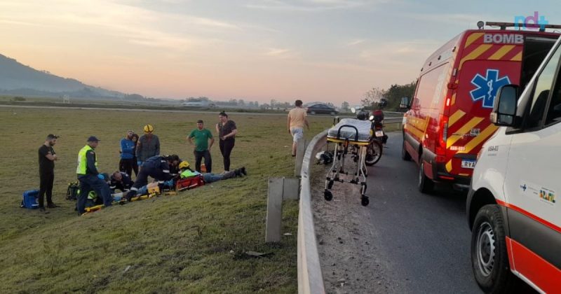 Imagem mostra atendimento de motociclista que perdeu o controle do veículo, atravessou a pista e acabou batendo contra a proteção da saída 