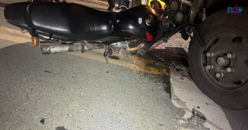 Imagem mostra moto de motociclista morto em acidente com caminhão na BR-101