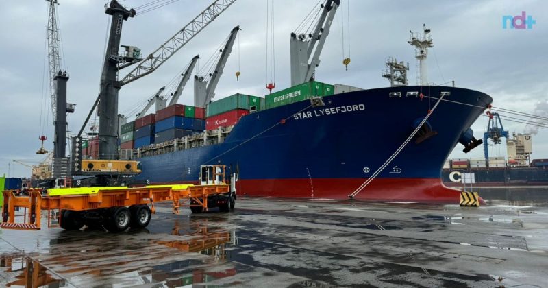 Imagem mostra navio container de reestreia no Porto de Itajaí