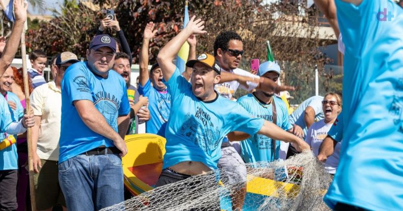 Imagem mostra gincana durante Saragaço em Bombinhas; evento comemora boa safra da pesca tainha em SC