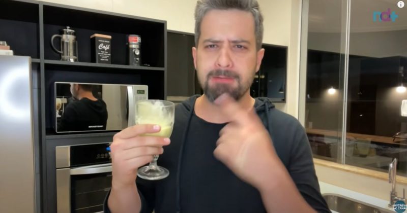 Imagem mostra médico segurando copo com suco de abacate poderoso que te ajuda a emagrecer dormindo