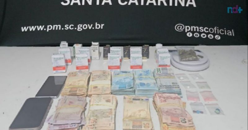 Imagem mostra material apreendido em bar de casal em Itajaí como anabolizantes, hormônios e R$ 54 mil 