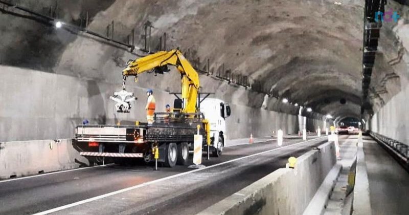 Imagem mostra trabalhadores atuando no túnel do Morro do Boi, na BR-101, entre Balneário Camboriú e Itapema