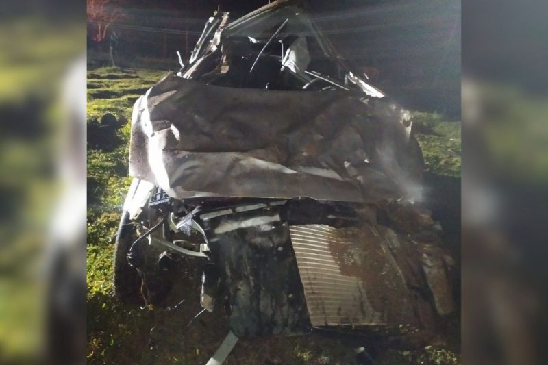Carro ficou destruído após parar em potreiro no Meio-Oeste de SC