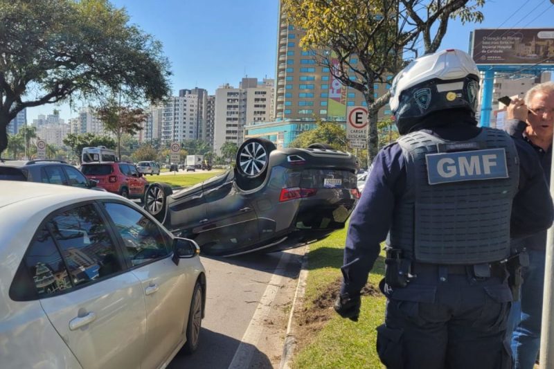 Carro capota na Avenida Beira-Mar em Florianópolis