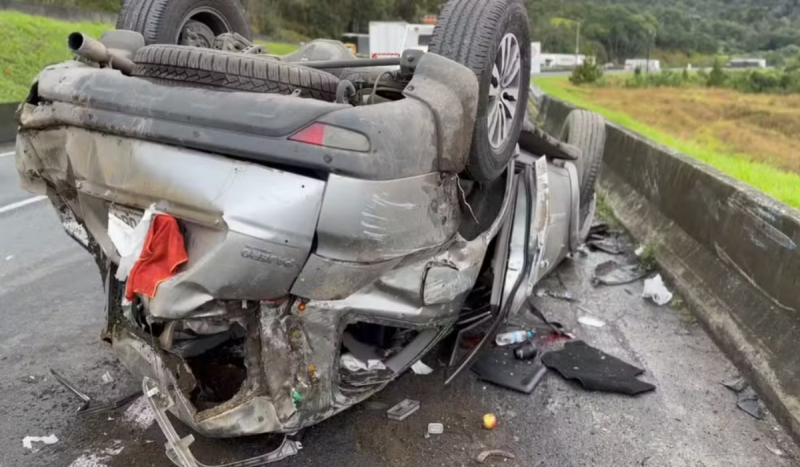 Carro do Dunga, ex-técnico da seleção brasileira, capotado e completamente destruído na pista de rodovia