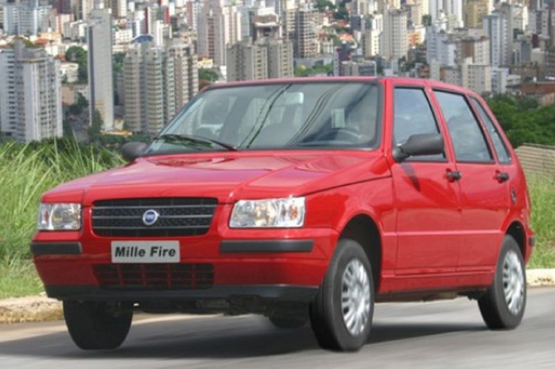 na foto aparece o o Fiat Uno Mille Fire 1.0 4p 2002 vermelho, um dos carros até R$ 10 mil da lista