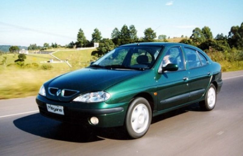 na foto aparece o Renault Mégane Sedan RT 1.6 16V 2001 verde, um dos carros até R$ 10 mil da lista