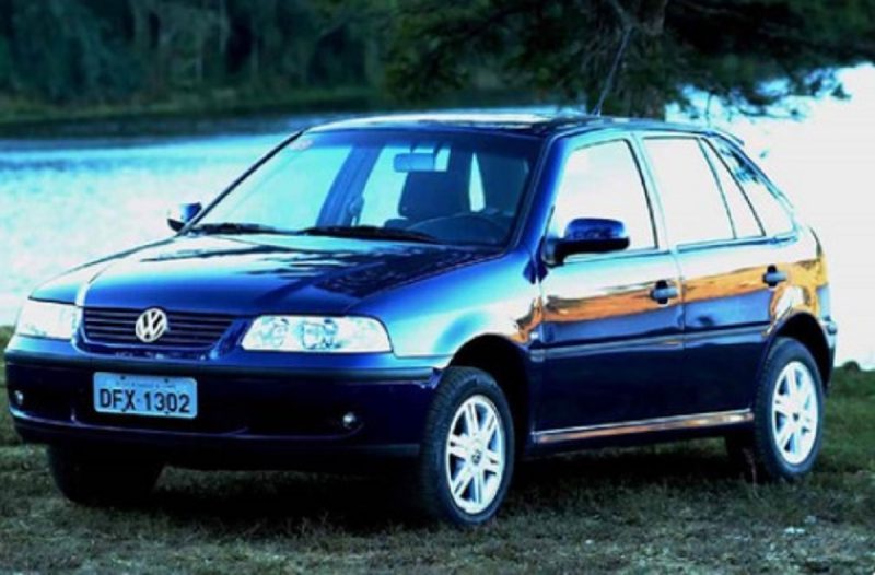 na foto aparece o Volkswagen Gol 1.0 MI 16V (G3) 2000, um dos carros da lista de R$ 10 mil