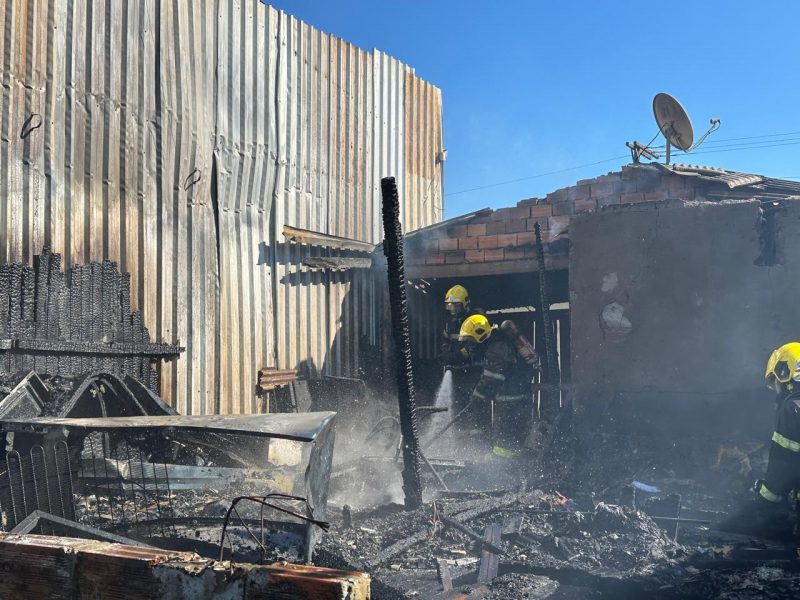 Casa é destruída por incêndio em Chapecó