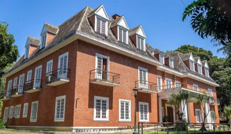 Fachada da casa mais cara do Brasil - casa de três andares na cor marrom, com janelas brancas e telhado escuro