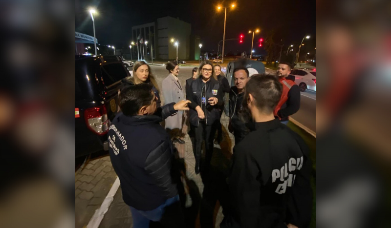 Agentes da segurança pública reunidos usando uniformes pretos na rua