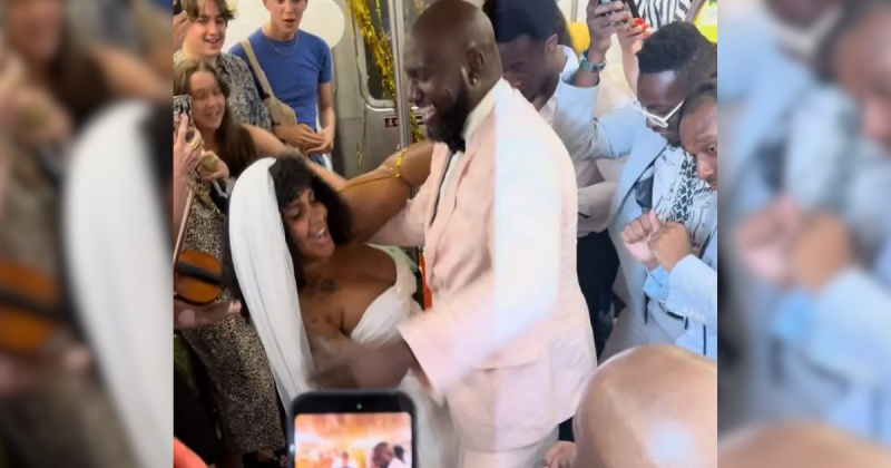 Casal dançando juntos durante casamento feito dentro de metrô