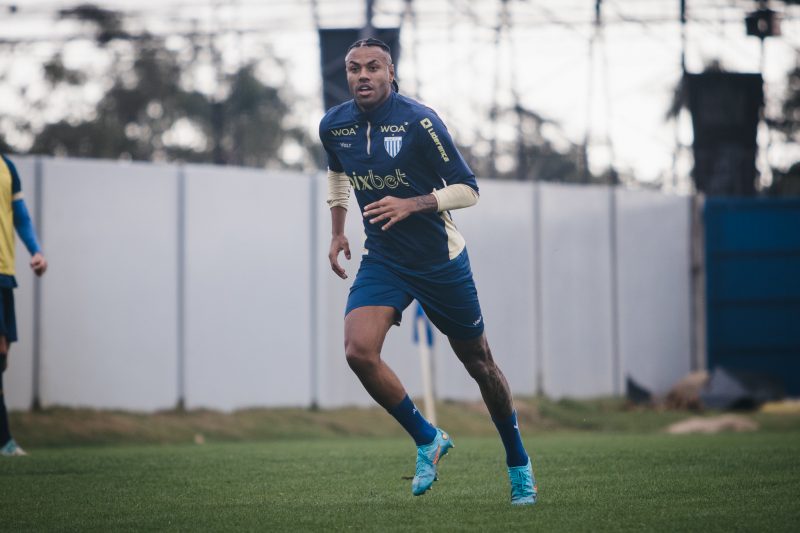 Cassiano durante treino do Avaí