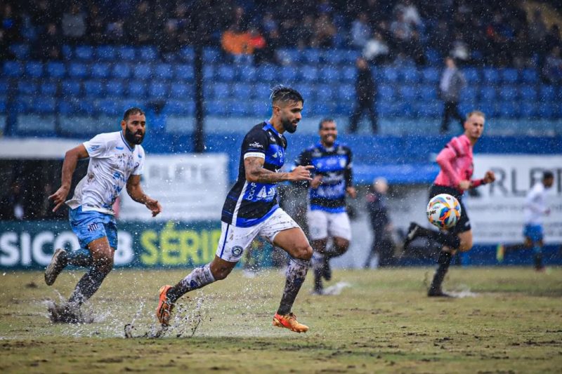 Catarinense Série B teve jogo entre Tubarão e Caravaggio em gramado impraticável